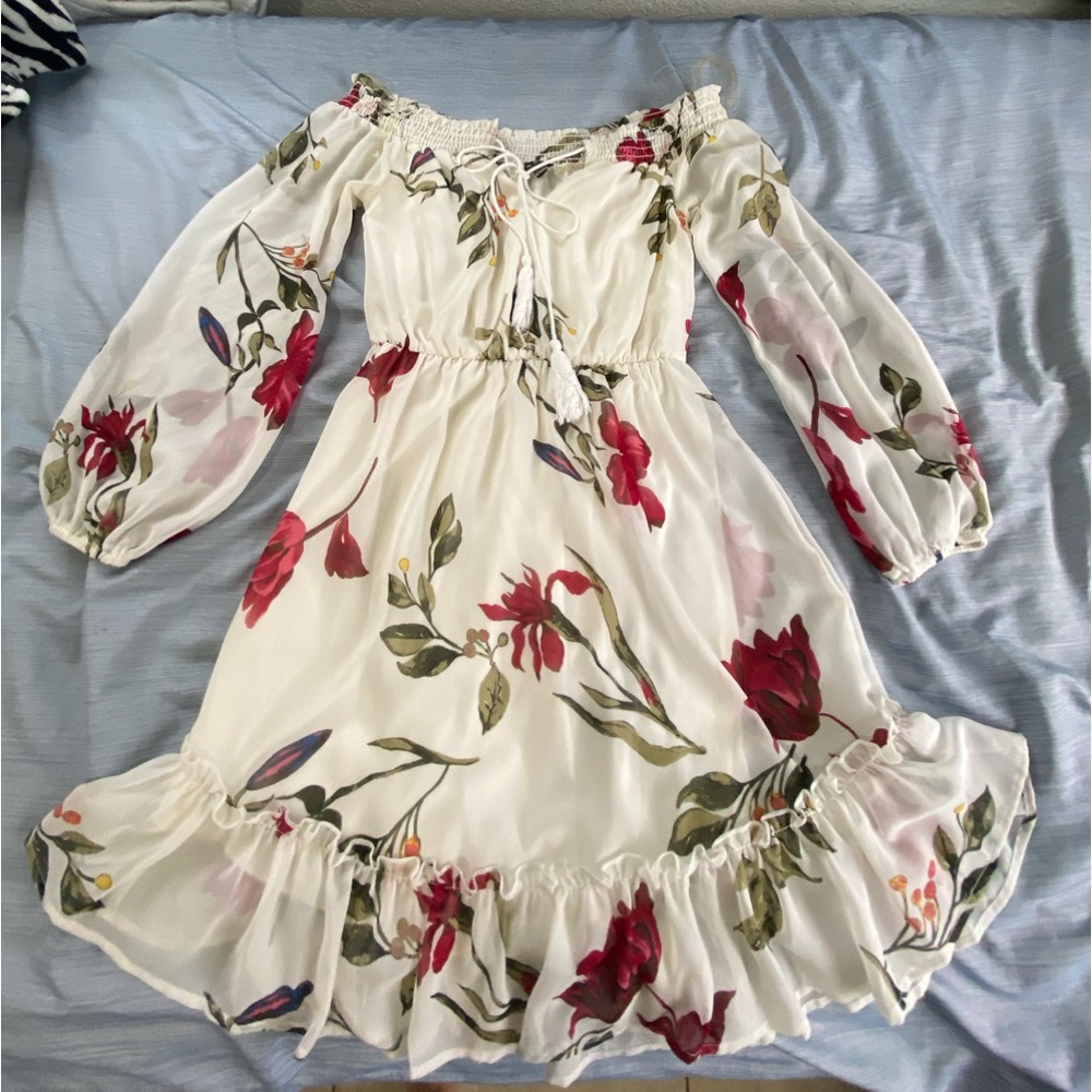 This is a dress,it’s an xs and it has flowers everywhere